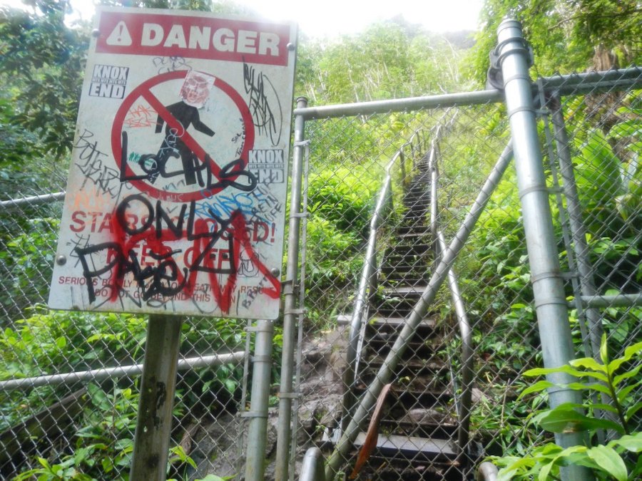 Запрещающий знак на лестнице Хайку